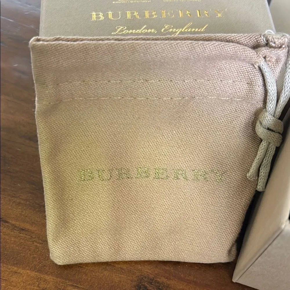 Burberry chic pendant